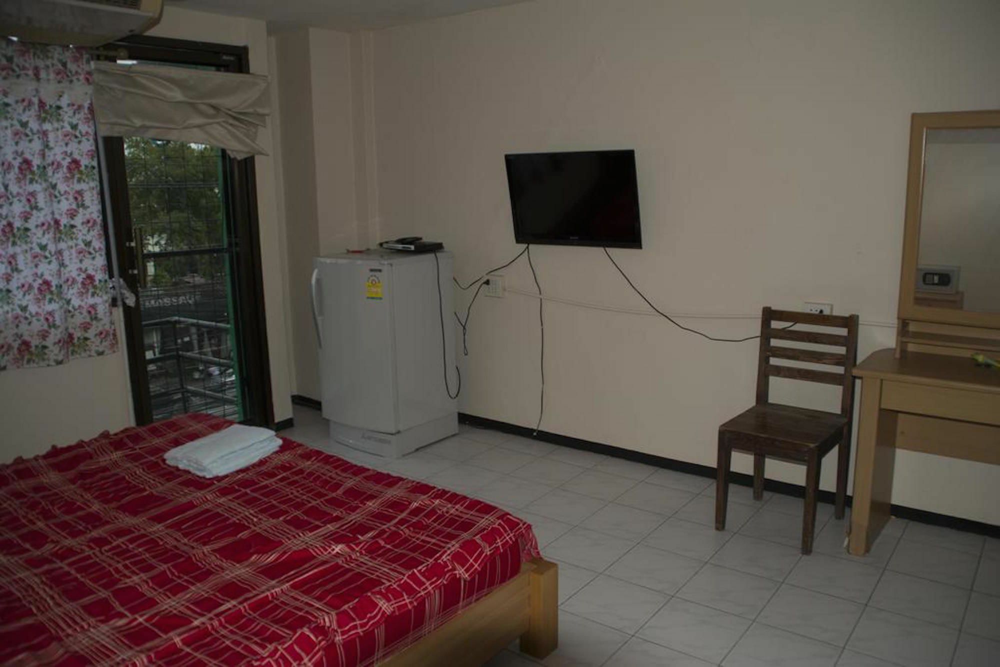 Ryan's Bar Hotel Pattaya Bagian luar foto