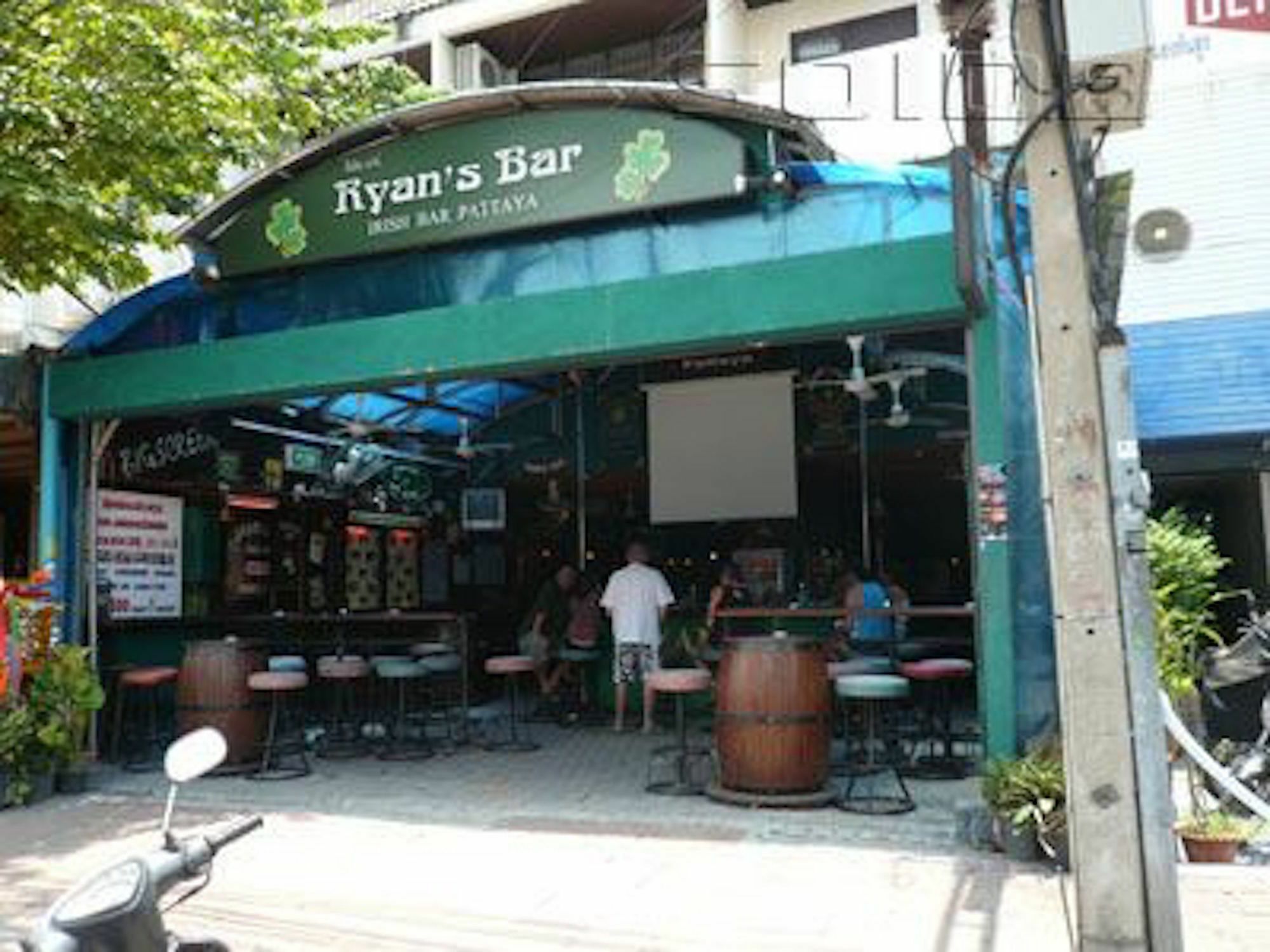 Ryan's Bar Hotel Pattaya Bagian luar foto